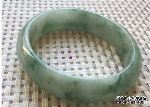 细糯种翡翠手镯性价比如何   细糯种翡翠手镯价格一般是多少钱