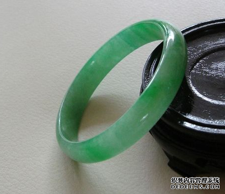 应该怎样快速辨别翡翠真假呢  听听专业人士怎么说
