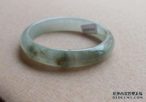 选购翡翠手镯一定要看这两处   翡翠手镯玉纹和裂纹影响价格吗
