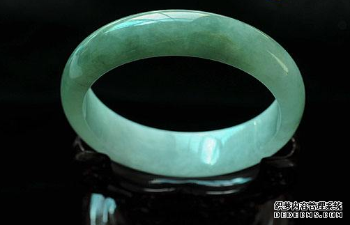 晴水<a href='http://sjy2.com/' target='_blank'><u>翡翠手镯</u></a>会不会贬值  晴水<a href='http://sjy2.com/' target='_blank'><u>翡翠手镯</u></a>适合收藏入手吗