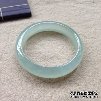 如何选购翡翠手镯   选购翡翠手镯需要注意些什么问题呢