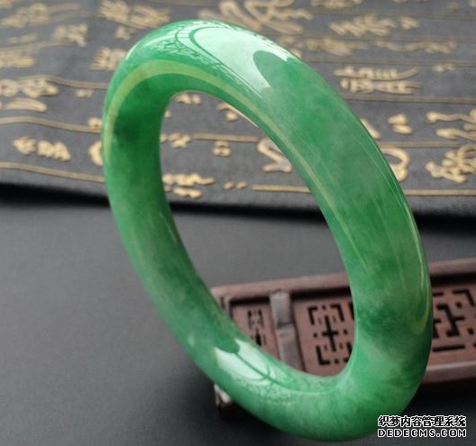 翡翠手镯根据质地可分为几种   什么颜色翡翠手镯 值钱