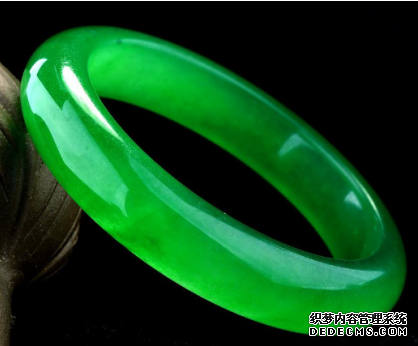 祖母绿<a href='http://sjy2.com/' target='_blank'><u>翡翠手镯</u></a>的价格贵不贵 影响其价格的因素