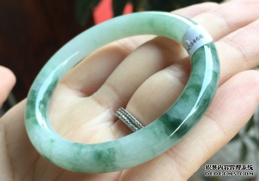 选购翡翠手镯的方法和技巧   挑选翡翠手镯要注意什么