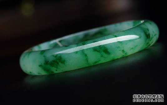 佩戴翡翠手镯要注意什么   翡翠手镯应该戴左手还是右手