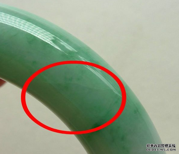 翡翠手镯出现裂纹怎么办   有裂纹的翡翠手镯还值钱吗