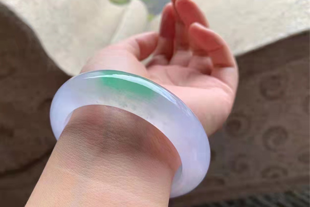 春带彩翡翠手镯一般的多少钱