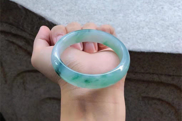 翡翠冰种飘绿花好还是不飘