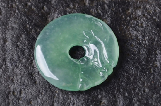 糯<a href='http://sjy2.com/plus/search.php?q=%E5%86%B0%E7%A7%8D&searcht' target='_blank'><u>冰种</u></a>和<a href='http://sjy2.com/a/article/55279.html?1727100504' target='_blank'><u>冰糯种</u></a>区别