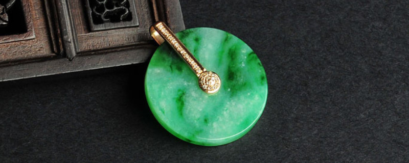 糯<a href='http://sjy2.com/plus/search.php?q=%E5%86%B0%E7%A7%8D&searcht' target='_blank'><u>冰种</u></a>和<a href='http://sjy2.com/a/article/55279.html?1727100504' target='_blank'><u>冰糯种</u></a>区别