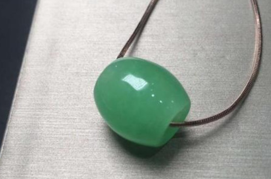 翡翠果绿和阳绿的区别