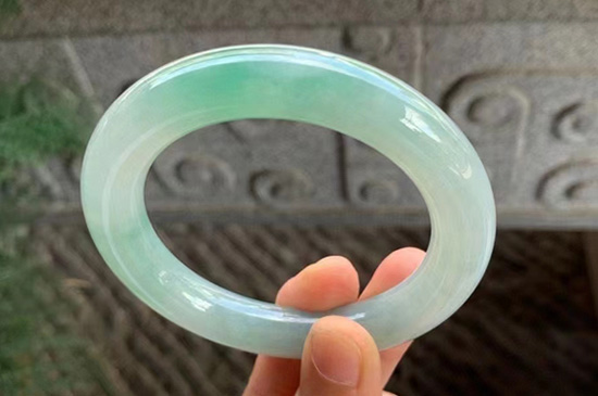 酸洗注胶的翡翠镯子怎么看出来