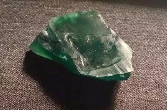 翡翠原石的形成原因