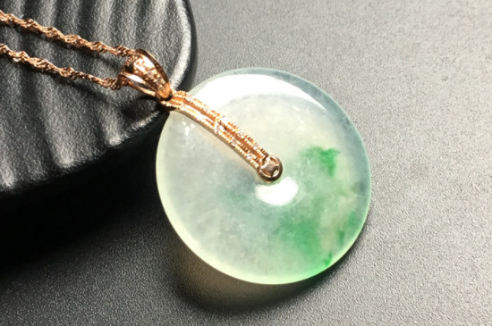 <a href='http://www.sjy2.com' target='_blank'><u>翡翠</u></a><a href='http://sjy2.com/a/article/55759.html' target='_blank'><u>吊坠</u></a>怎么绑绳
