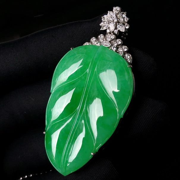 18K金镶满绿翡翠叶子.种色兼备.色泽艳丽 .简约大方.整体50×24.6×7.6mm裸石27.4×24.2mm
