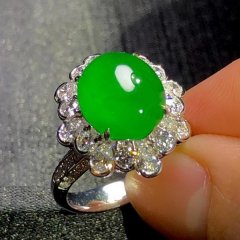 18K金伴天然钻石镶嵌，辣绿精品戒指