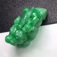 冰种翡翠招财貔貅， 35-19.6-10.8mm，11.52g， 种水不错，雕工立体形象 